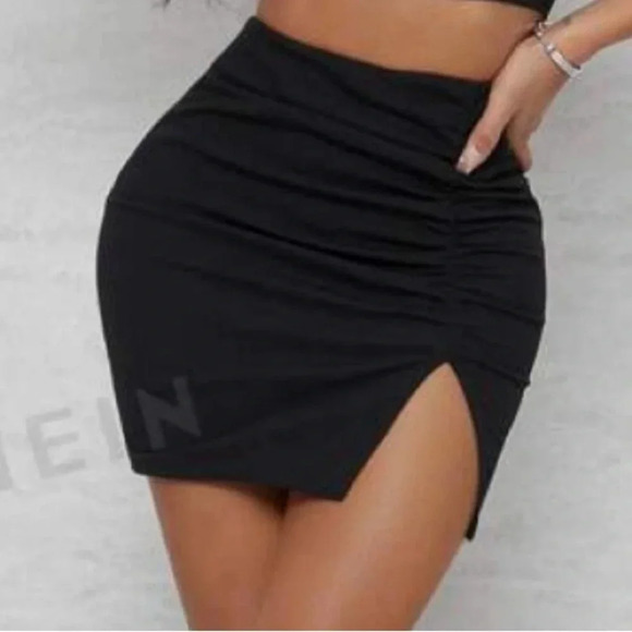 SHEIN Front-Slit‎ Mini Skirt - Picture 1 of 1